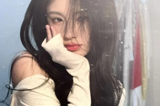 霍启山娜然恋情实锤？弟弟婚礼现场细节曝光疑已获家族认可！吃瓜群众又有新素材了！霍启仁丽江婚礼上焦点却意外落在哥哥山和女伴——演员娜然身上。她就是那个在《封神》中饰演妲己的混血模特两人多次同框引发恋情猜